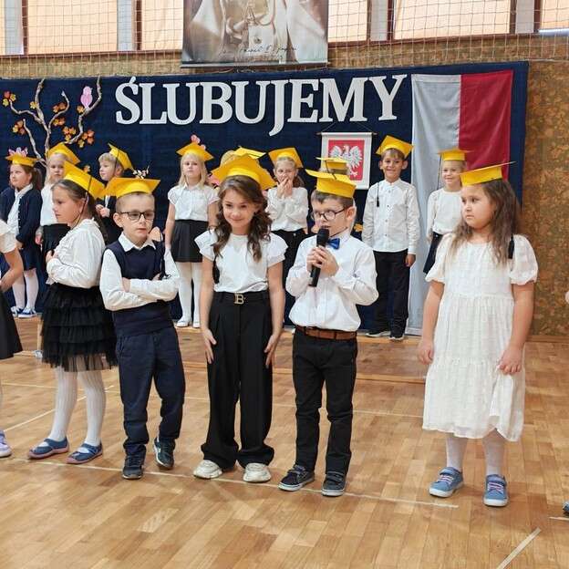 Uroczyste pasowanie uczniów klas pierwszych